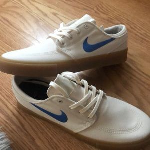 Nike SB zoom janoski cnvs rm. brand new never worn still in box. Size 9.5 mens
